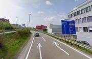 Hier bei der Autobahnausfahrt in Pfäffikon ereignete sich der Unfall. (Bild: Maps Google)