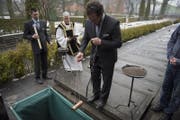 Bei Bauarbeiten in der Nähe der Franziskanerkirche wurden sterbliche Überreste gefunden. In einer feierlichen Zeremonie werden diese nun auf dem Friedhof Friedental in Luzern beigesetzt. (Bild: Dominik Wunderli/LZ)