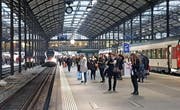 Pendler warten am Bahnhof Luzern auf ihren Zug. (Bild: Leserbild: Martin Medic (Luzern, 7. November 2017))