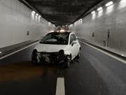 Das Auto eines Lenkers geriet am Freitagmorgen im Sonnenbergtunnel ins Schlingern und prallte gegen die Tunnelwand. Bei dem Unfall wurde niemand verletzt. (Bild: Polizei Luzern)