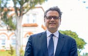 Michael Haefliger vor dem Supreme Court in Hamilton, der Hauptstadt des Inselstaats Bermuda. (Bild: Mark Tatem)