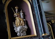 Die einst viel verehrte Gnadenmutter von Neuheim steht im linken Seitenaltar der Pfarrkirche Maria Geburt. (Bild: Stefan Kaiser (8. August 2017))