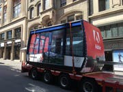 Die alte Schönbüel-Gondel kam auf einem Lastwagen in Basel an. (Bild: pd)