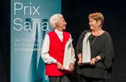 Die beiden Gewinnerinen Ursula Tarnutzer und Regine Schlaginhaufen bei der Verleihung des Prix Sana 2017 in Luzern. (Bild: Thomas Hodel/PD)