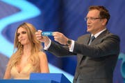 Fifa-Generalsekretär Jérôme Valcke zieht das Los mit der Schweiz, im Hintergrund Moderatorin Fernanda Lima. (Bild: Keystone)