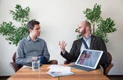 Aaron Petermann (links) und Christian Bernet im Büro ihrer neuen Stiftung «Fokus Familie». (Bild: Manuela Jans-Koch (Luzern, 2. Februar 2018))