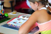 Eine Primarschülerin beim Lernen. (Bild: nadia Schärli / Neue LZ (Archiv))