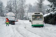 Im Gebiet Tannegg kam der Bus auf schneebedeckter Strasse ins Rutschen. (Bild: Luzerner Polizei)