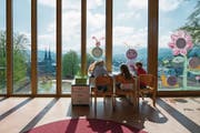 Der Luzerner Regierung will weniger an die Volksschulen zahlen. Im Bild das Schulhaus Felsberg. (Bild: Dominik Wunderli (Luzern, 19. April 2016))