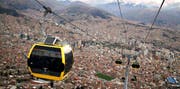 Aus den Gondeln der Mi Teleférico bietet sich ein atemberaubender Blick auf die bolivianische Grossstadt La Paz. (Bild: AP/Martin Mejia)