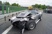 Der Roadster wurde beim Aufprall stak beschädigt. (Bild: Zuger Polizei)