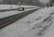 Dieses Auto geriet wegen dem Schnee auf die Böschung und überschlug sich. (Bild: Kantonspolizei Schwyz)