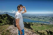 Mario Gyr geniesst die Aussicht von der Rigi, unten liegt Küssnacht. (Bild Pius Amrein)