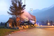 Das Unfallauto blieb im Felsen stecken. (Bild: Kapo Schwyz)