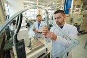 Ramon Banz (links) und Stevan Lazarevic der Schurter AG bei der Kontrolle von Produkten. (Bild: Dominik Wunderli / Archiv Neue LZ)