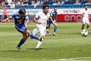Der Luzerner Jahmir Hyka, links, schiesst das 1:1 neben dem Basler Omar Gaber während dem Spiel zwischen dem FC Luzern und dem FC Basel. (Bild: KEYSTONE/Thomas Hodel)