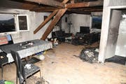 Die Schäden des Feuers in der obersten Wohnung sind deutlich sichtbar. (Bild: Kantonspolizei Schwyz)
