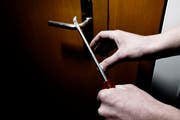 Der Täter verschaffte sich Zugang zu mehreren Geschäften in Goldau. (Symbolbild) (Bild: Stefan Kaiser / Neue ZZ)