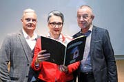 Zum Lesen bereit: das Zuger Neujahrsblatt 2017 mit Irène Castell-Bachmann, Miles Peyer (links) und Dieter Müller. Bild: Werner Schelbert (24. November 2016)
