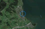 Der Durchlass Schnetzerenbach auf der Hauptstrasse in Gross muss aus Tragsicherheitsgründen ersetzt werden. (Bild: Maps Google)