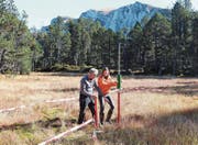 Janine und Kurt Heini bei Sondierbohrungen im verlandeten Pilatussee auf der Oberalp im Herbst des vergangenen Jahres. (Bild: PD)