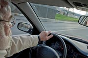Auch der Ständerat will nach dem Nationalrat die obligatorische Fahrtauglichkeitskontrolle von 70 auf 75 Jahre setzen. (Symbolbild) (Bild: Pius Amrein)