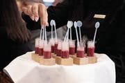 Brombeer-Gurken-Gazpacho mit einer Pipette, gefüllt mit Trockeneis, damit es beim Rühren raucht.