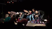Die beiden Teams «Hotel 99» und «Hirschwahn» geben auf der Bühne ihr Bestes. (Bild: Maria Schmid (Zug, 6. Dezember 2017))