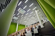 Studenten im Hörsaal an der Universität Luzern. (Bild: Pius Amrein, 30. Juni 2017)