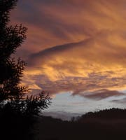 Heute Morgen um acht Uhr war auch in Adligenswil ein intensives Morgenrot zu sehen. (Bild: Agnes Scharfenberger)
