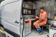 Dessen Bedienung erklärt Kanalreiniger Walter Scheuber im eigens dafür ausgerüsteten Fahrzeug. (Bild: Boris Bürgisser / Neue LZ)
