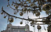 Die Römer haben ihrem Weihnachtsbaum den Schmähnamen «gerupftes Huhn» verpasst. (Bild: Massimo Percossi/EPA (19. Dezember 2017))