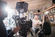 Teil des Service public: Moderatorin Eva Wannenmacher (Mitte) und Musikerin Heidi Happy bei einer Aufnahme der Sendung «Kulturplatz». (Bild: Ennio Leanza/Keystone (Zürich, 19. Dezember 2017))