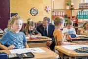 Bildungsdirektor Reto Wyss beobachtet die Zweitklässlerin Elena Garn bei der Arbeit. (Bild: Nadia Schärli (Hildisrieden, 18. August 2017))