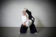 Der Krienser Armin Müller (links) ist der erste Zentralschweizer, der den 6. Dan im Aikido erhalten hat. (Bild Manuela Jans)