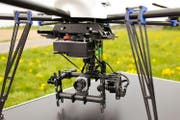 Mit einer solchen Drohne werden Rehkitze aufgespürt und können so vor dem sicheren Tod gerettet werden. (Bild: www.rehkitzrettung.ch)