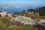 Blick auf die Bürgenstock-Baustellen. Rechts im Vordergrund entsteht das neue Waldhotel, das sich auf Medical-Wellness-Gäste spezialisieren wird. (Bild: PD)