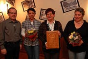 Präsident Hans-Ruedi Zgraggen mit dem neuen A-Mitglied Viola Ammann, Ehrenmitglied Rosy Gnos und Irma Méroz, die zeitweilig die Schützenwirtschaft übernimmt. (Bild Gerog Epp/Neue UZ)
