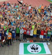 Nach dem Lauf freuen sich die kleinen LäuferInnen über ihr Ergebnis: 1956 km in einer Stunde. (Bild: WWF Zentralschweiz)
