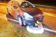Der Lenker prallte in diese Fussgängerschutzinsel. (Bild: Luzerner Polizei (Wolhusen, 12. März 2018))