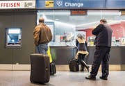 Der Euro kostet für Schweizer wieder mehr: Wechselschalter am Zürcher Flughafen. (Bild: Ennio Leanza/Keystone (16. Januar 2015))