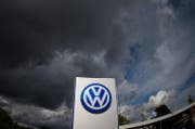Dunkle Wolken über den Schweizer Garagisten. Mit dem Autoverkauf lässt sich kaum mehr Geld verdienen. (Bild: Keystone / Julian Stratenschulte)