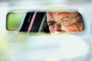 Ein Senior am Steuer: Im Kanton Luzern sind ungefähr 28 000 Automobilisten über 70 unterwegs. (Bild: Keystone/Ennio Leanza)