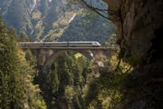 Ein Zug der SBB befährt im mai 2016 die nördliche Gotthard-Bergstrecke zwischen Erstfeld und Goeschenen bei Wassen. (Bild: Urs Flüeler, Keystone, Wassen, 6. Mai 2016RS FLUEELER (KEYSTONE))
