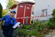 Ein Polizeibeamter vor dem abgesperrten Grundstück in Würenlingen. (Bild: Keystone)