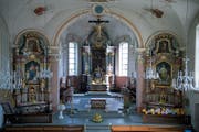 Das grosse Altarbild ist eine Kopie eines Bildes des italienischen Malers der Renaissance Antonio da Correggio. (Bild: Corinne Glanzmann (Altishofen, 25. August 2017))