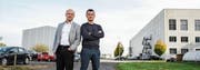 Also-Manager Urs von Ins (links) und Bachmann-Chef Philipp Bühlmann auf dem Gelände, wo das neue Gebäude entsteht. (Bild: Dominik Wunderli (Emmen, 2. November 2017))