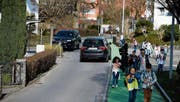 Auf der engen Waldetenstrasse in Rotkreuz sind viele Schüler unterwegs. Bild: Stefan Kaiser (20. März 2017)
