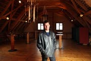 Gastgeber Christian Ulrich im Raum, wo der «Saschtig-Jass» durchgeführt wird. (Bild Laura Vercellone/Neue SZ)