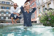 Die Brüder Morris (links) und Lior Etter, Initianten von Wasser für Wasser, im Weinmarktbrunnen. (Bild: Eveline Beerkircher (Luzern, 4. Juli 2017))